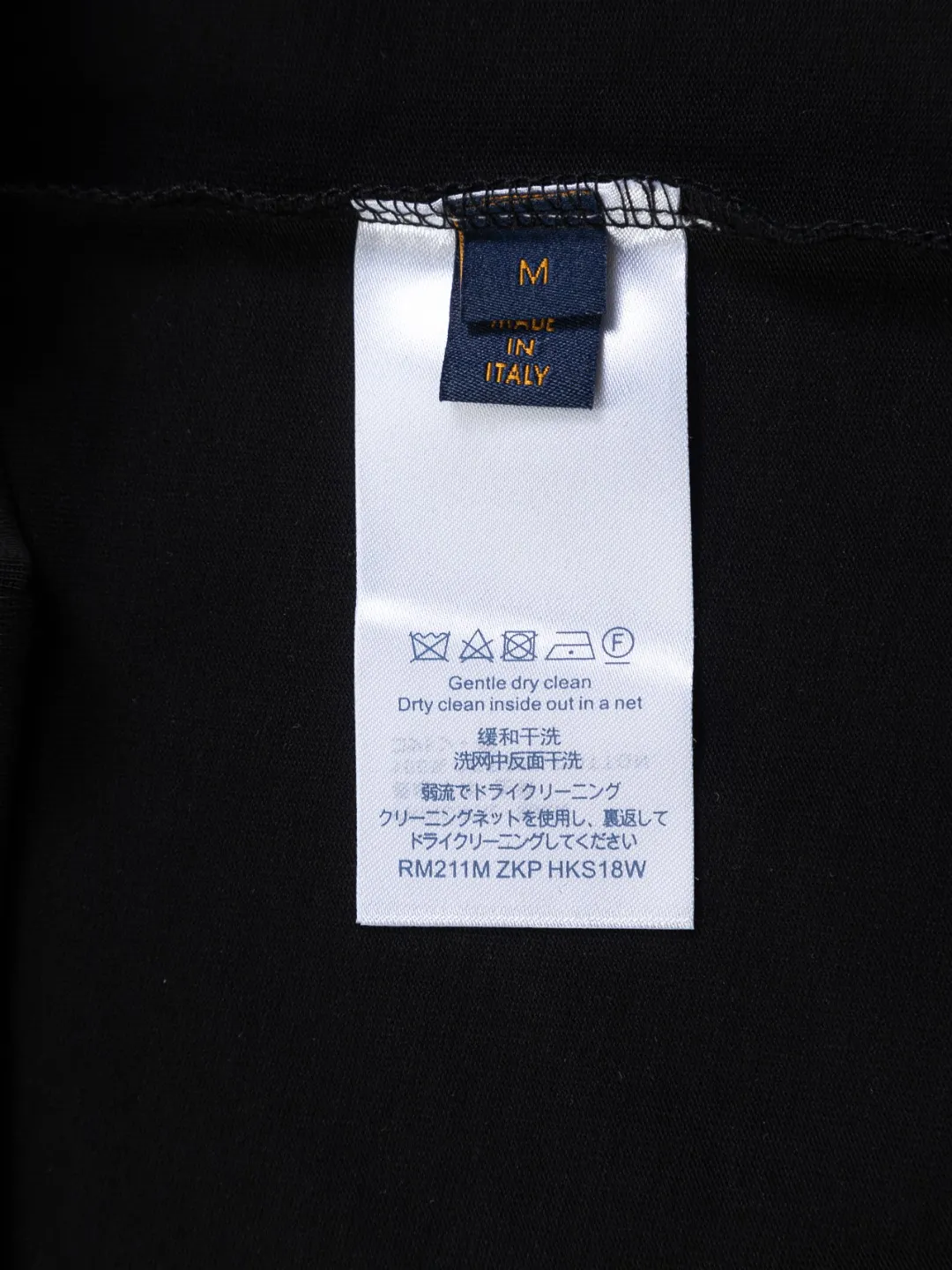 🅿️200 Louis Vuitton 1V LV lv slightly wide version S-XL LV 26ss new products are available at the counter simultaneously. Multiple craftsmanship. Classic simple letters on the chest🪡 embroidery. Simple letters on the back are hollowed out🪡 embroidery. Round neck short-sleeved T-shirt, same style for men and women! Consigned to one-to-one creation. Synchronized with the official website, pure cotton fabrics at the counter! It is close to the skin and comfortable, durable and easy to wear. It has a classic and simple logo design and meticulous original craftsmanship. Short-sleeves, a must-have item for men, do not appear to be the same for the general public, but must be unique and eye-catching. This LV short-sleeve is all about quality, comfort, the same shape and fashion as always, including fabrics and cutting techniques. All of them have been made with great effort! 320 grams of washed pure cotton fabric, pure cotton is breathable, very refreshing and comfortable for daily wear. The rib knitting on the neckline is smooth and tight, and the neckline will not be skewed if you toss it at will. The loose version, you will find that it looks really good on the upper body. The overall is minimalist and neat, super versatile for daily use! Pair it casually with a pair of pants for a youthful look. A T-shirt will make your outfit crazy. It is a fashionable item that can never go wrong! Color: Black White Size: S-XL Size chart: S: Shoulder width 50-Bust 56-Length 70 M: Shoulder width 52-Bust 57-Length 72 L: Shoulder width 54-Bust 59-Length 74 XL: Shoulder width 56-Bust 62-Length 76